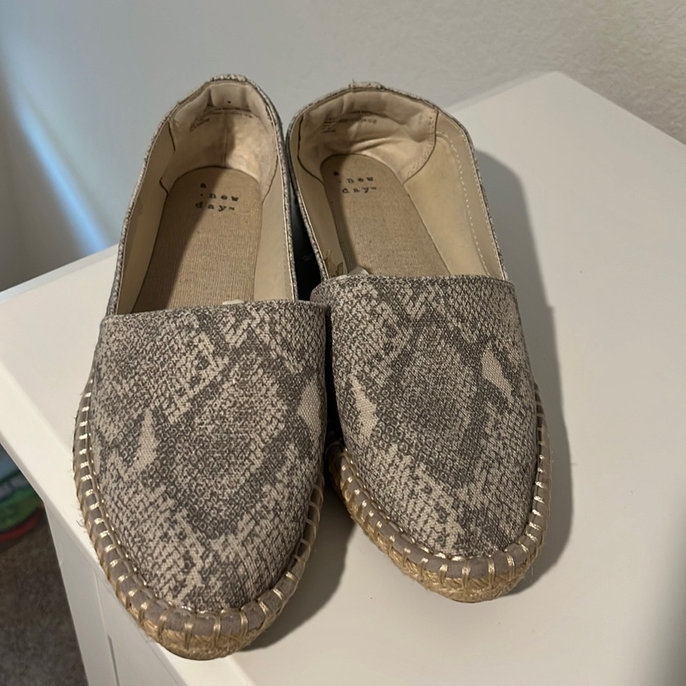 A new day women’s size 9 snake print espadrille